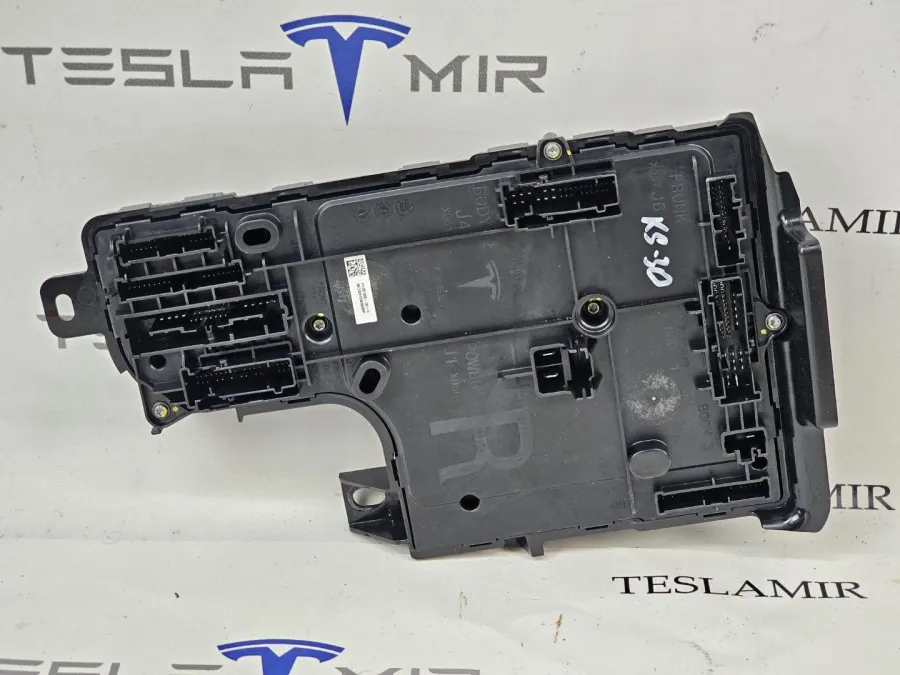 Блок управления BCM (бортовой сети) (Body Control Module) Боди правый Tesla Model Y 2024 — фото 1