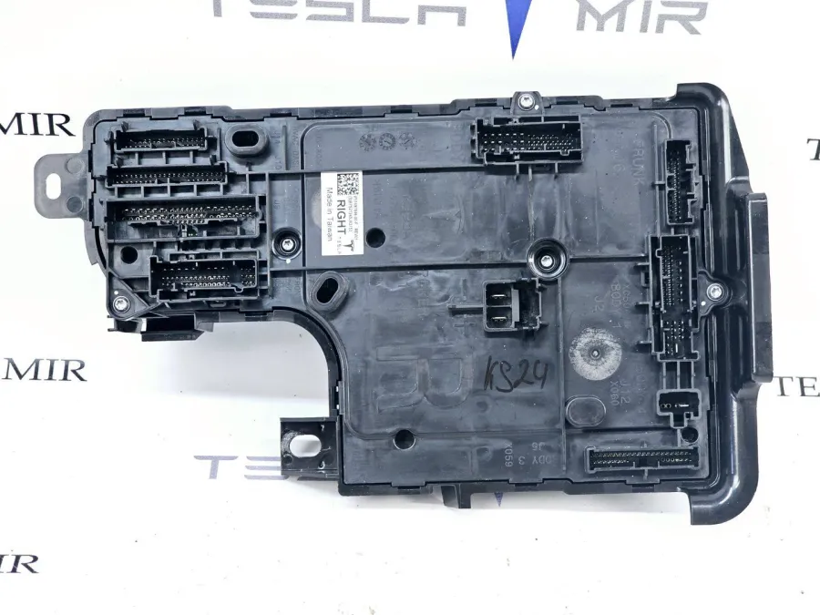 Блок управления BCM (бортовой сети) (Body Control Module) Боди правый Tesla Model Y 2021 — фото 1
