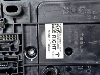 Блок управления BCM (бортовой сети) (Body Control Module) Боди правый Tesla Model Y 2021 — фото 2