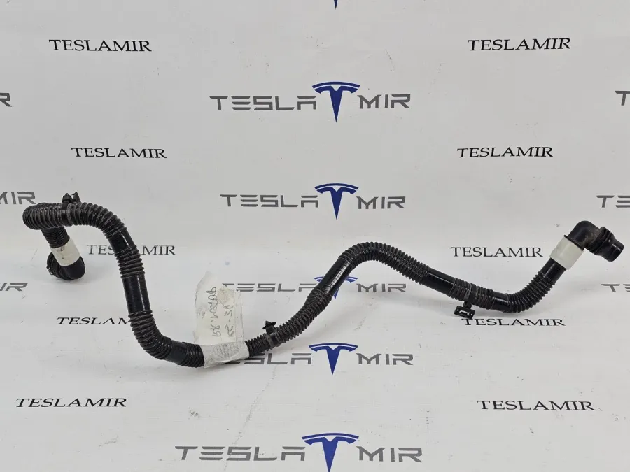 Патрубок системы охлаждения пластиковый Tesla Model S 2022 — фото 1