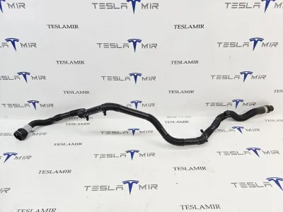 Патрубок системы охлаждения пластиковый передний Tesla Model 3 2025