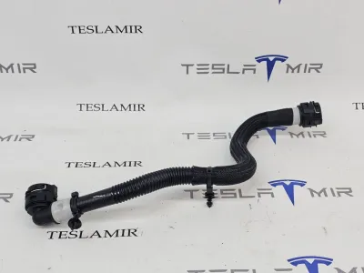 Патрубок системы охлаждения пластиковый передний Tesla Model 3 2024