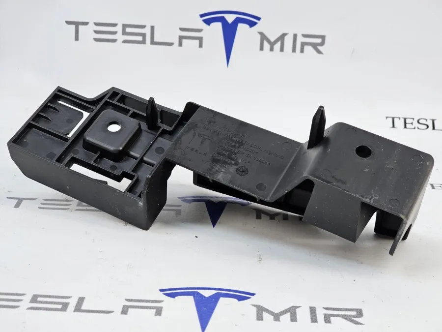 Кронштейн передней панели (телевизора) Tesla Model 3 2024 — фото 1