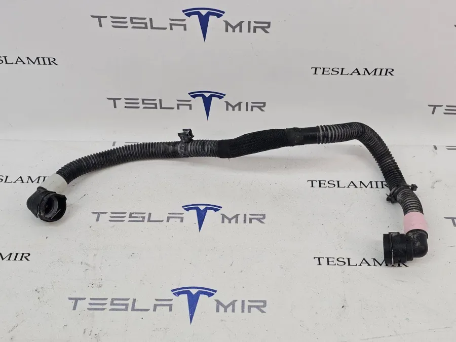 Патрубок системы охлаждения пластиковый передний Tesla Model Y 2022 — фото 1
