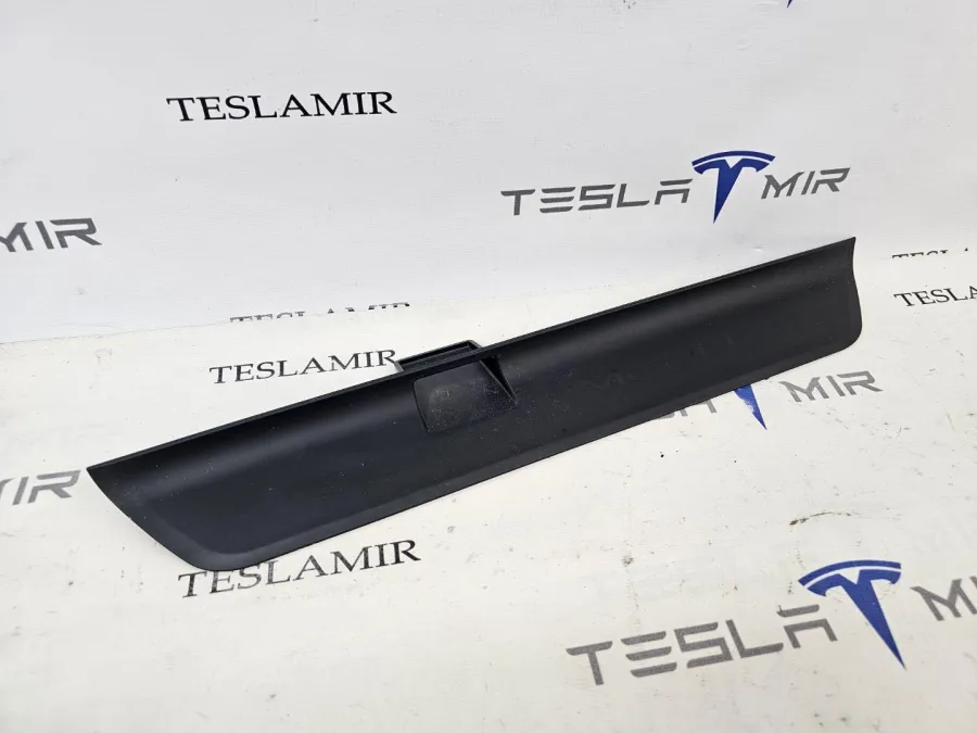 Накладка на порог правая Tesla Model 3 2025 — фото 1