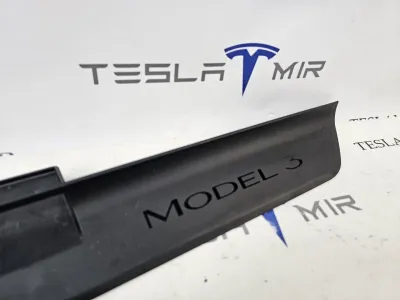 Накладка на порог правая Tesla Model 3 2025 — фото 2