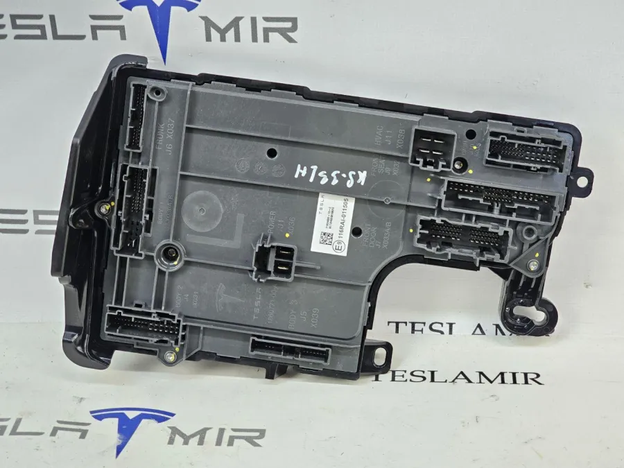 Блок управления BCM (бортовой сети) (Body Control Module) Боди левый Tesla Model 3 2025 — фото 1