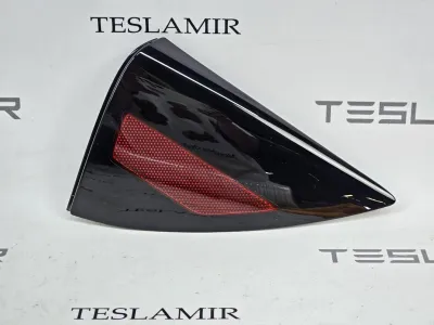 Отражатель правый Tesla Model Y 2025