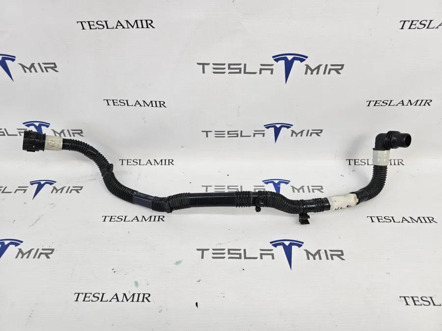 Патрубок системы охлаждения пластиковый Tesla Model S 2022 — фото 1