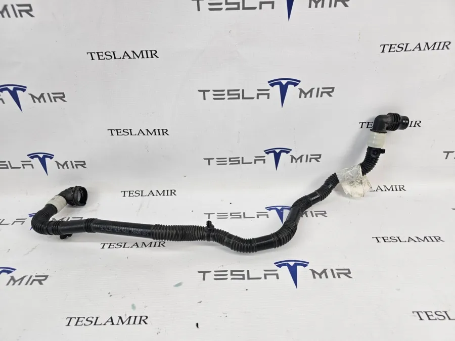 Патрубок системы охлаждения пластиковый Tesla Model S 2022 — фото 1