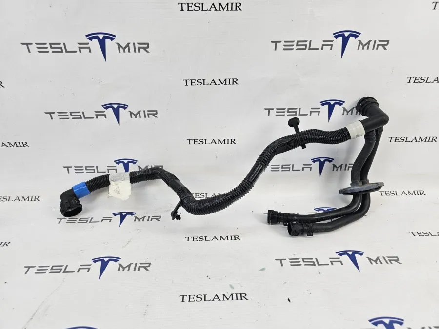 Патрубок системы охлаждения пластиковый Tesla Model S 2022 — фото 1