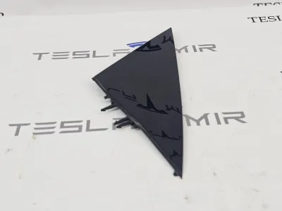 Накладка на зеркало (треугольник) правая Tesla Model 3 2023