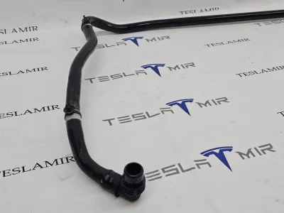 Патрубок системы охлаждения пластиковый Tesla Model Y 2024 — фото 2