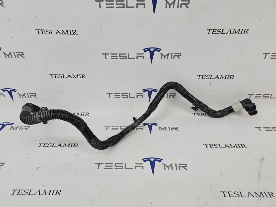 Патрубок системы охлаждения пластиковый Tesla Model S 2022 — фото 1