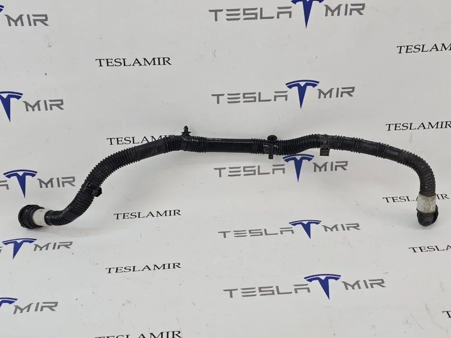 Патрубок системы охлаждения пластиковый Tesla Model S 2022 — фото 1
