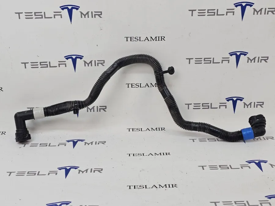 Патрубок системы охлаждения пластиковый Tesla Model S 2022 — фото 1