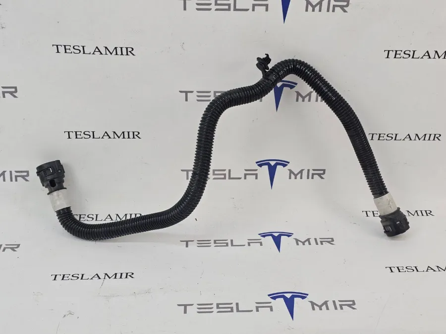 Патрубок системы охлаждения пластиковый Tesla Model S 2022 — фото 1