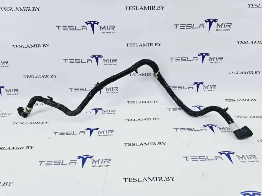 Патрубок системы охлаждения пластиковый Tesla Model S 2022 — фото 1