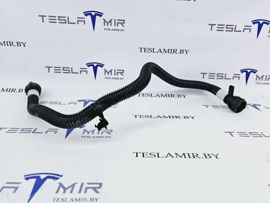Патрубок системы охлаждения пластиковый Tesla Model S 2022 — фото 1