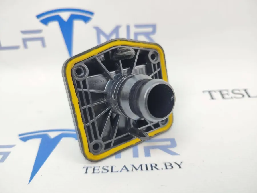 Переходник патрубка системы охлаждения основной батареи (штуцер) Tesla Model 3 2020 — фото 1