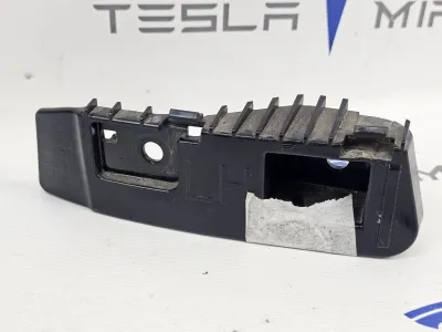 Кронштейн крепления фонаря левый Tesla Model 3 2023
