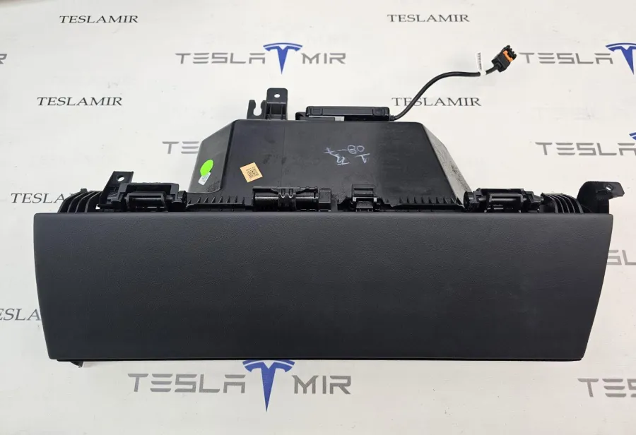 Бардачок Tesla Model Y 2025 — фото 1
