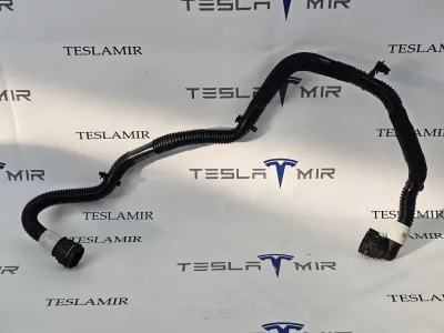 Шланг системы охлаждения заднего мотора Tesla Model 3 2023