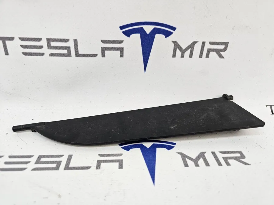 Заслонка корпуса центрального люверса правая верхняя Tesla Model S 2017 — фото 1