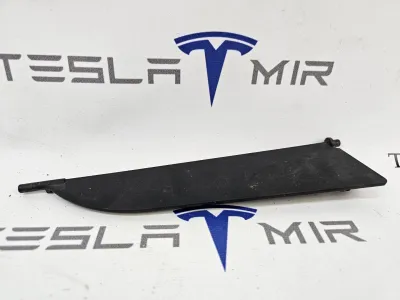 Заслонка корпуса центрального люверса правая верхняя Tesla Model S 2017