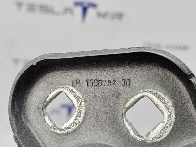 Петля капота левая Tesla Model 3 2023 — фото 3