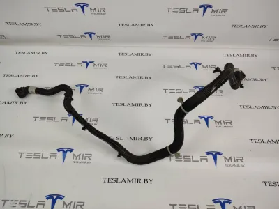 Шланг системы охлаждения заднего мотора Tesla Model 3 2019