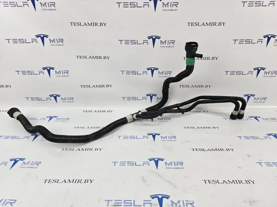 Шланг системы охлаждения теплообменник (Chiller)-батарея Tesla Model 3 2022 — фото 1