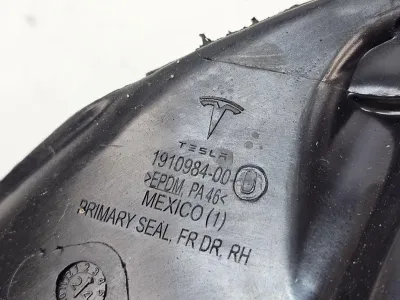 Уплотнитель дверного проема передний правый Tesla Model 3 2024 — фото 2
