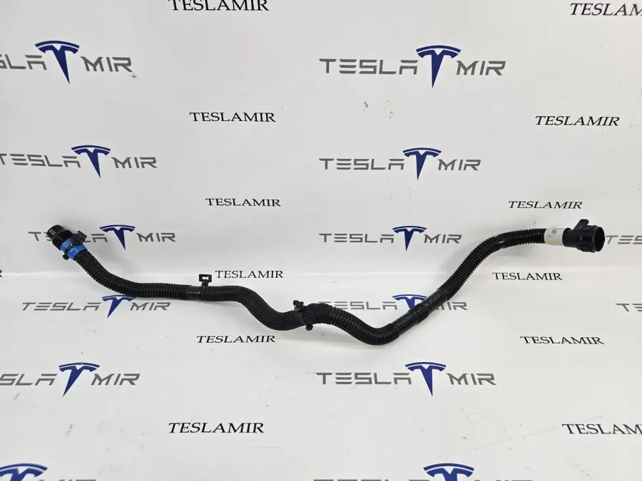 Патрубок системы охлаждения пластиковый передний Tesla Model 3 2023 — фото 1