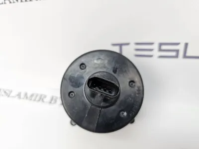 Насос антифриза дополнительный Tesla Model Y 2021 — фото 2
