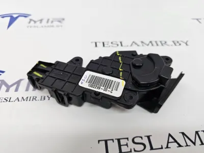 Электропривод бардачка Tesla Model S 2017