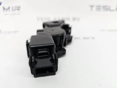 Электропривод бардачка Tesla Model S 2017 — фото 3