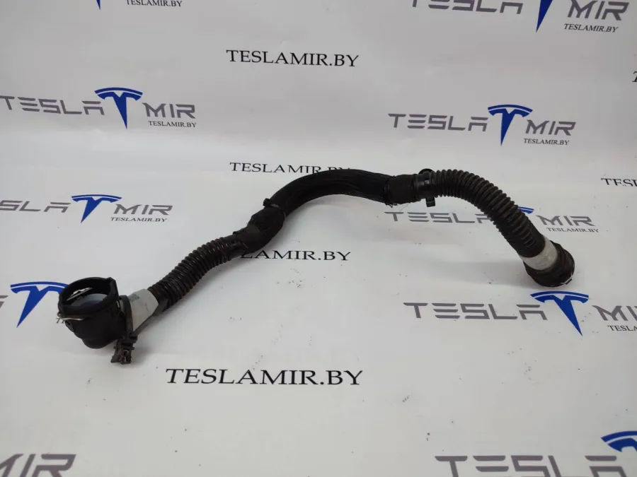 Патрубок системы охлаждения пластиковый Tesla Model Y 2021 — фото 1