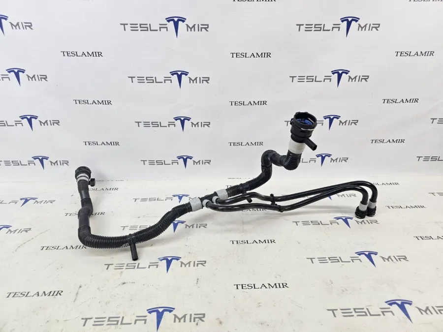 Шланг системы охлаждения теплообменник (Chiller)-батарея Tesla Model 3 2025 — фото 1