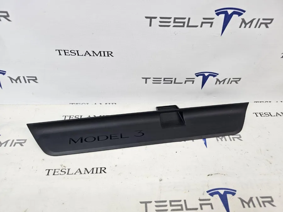 Накладка на порог левая Tesla Model 3 2025 — фото 1