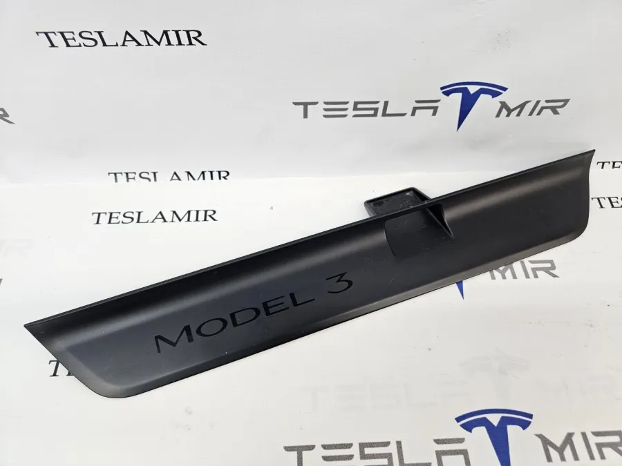 Накладка на порог левая Tesla Model 3 2024 — фото 1