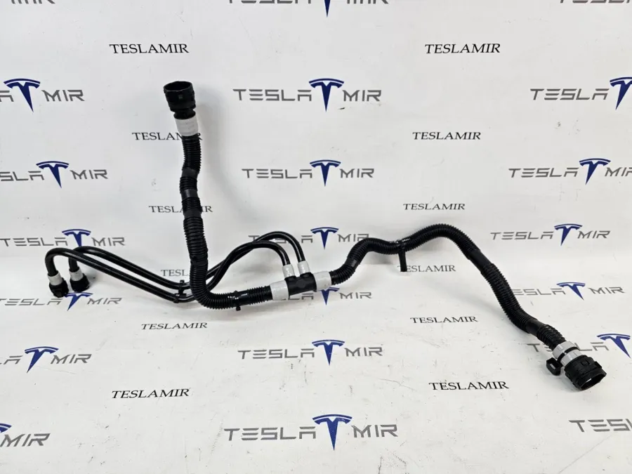 Шланг системы охлаждения теплообменник (Chiller)-батарея Tesla Model 3 2024 — фото 1
