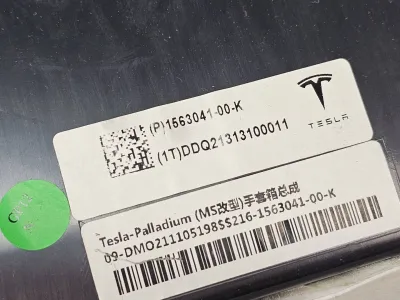 Бардачок Tesla Model S 2022 — фото 3