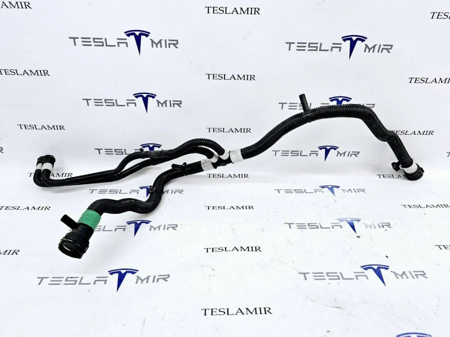 Шланг системы охлаждения теплообменник (Chiller)-батарея Tesla Model Y 2022 — фото 1