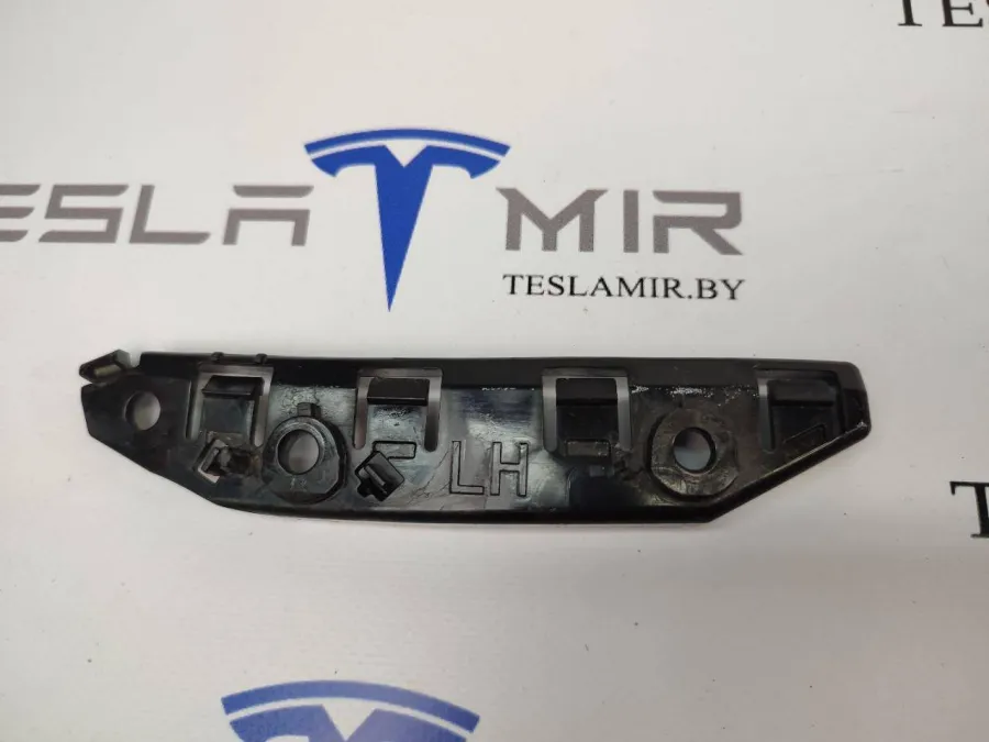 Кронштейн крепления бампера переднего левый Tesla Model 3 2023 — фото 1
