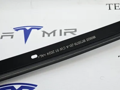 Молдинг кузова боковой наружный верхний правый Tesla Model 3 2025 — фото 3