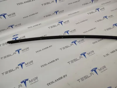 Молдинг кузова боковой наружный верхний правый Tesla Model 3 2022