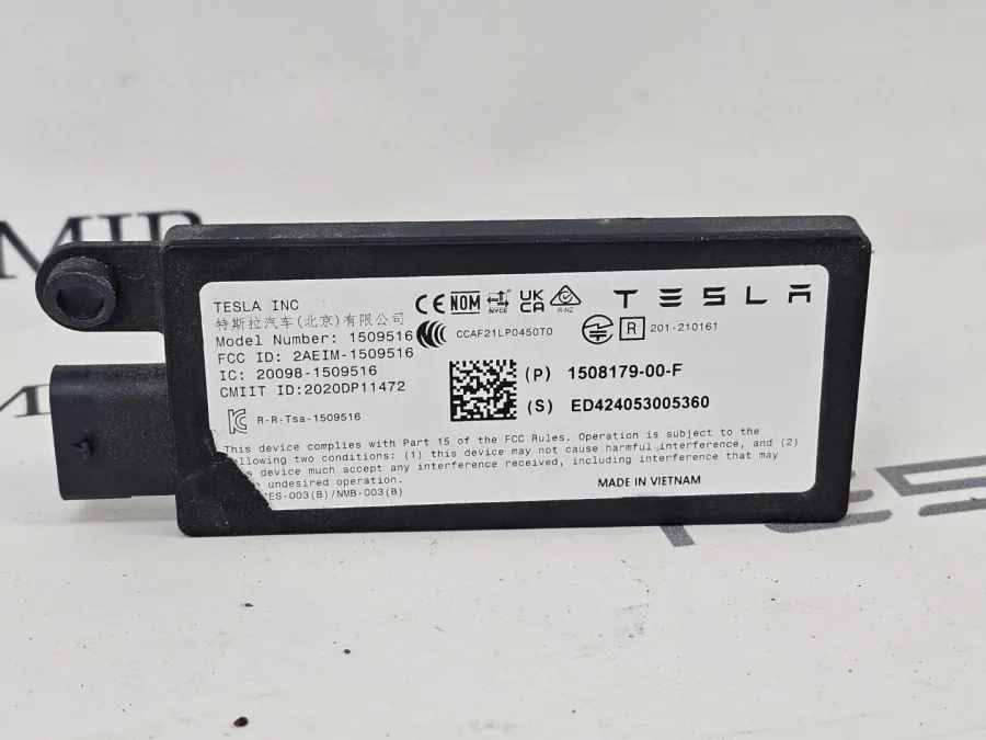 Bluetooth антенна Tesla Model Y 2024 — фото 1