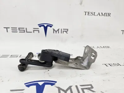 Датчик уровня пневмоподвески (положения кузова) передний правый Tesla Model X 2018