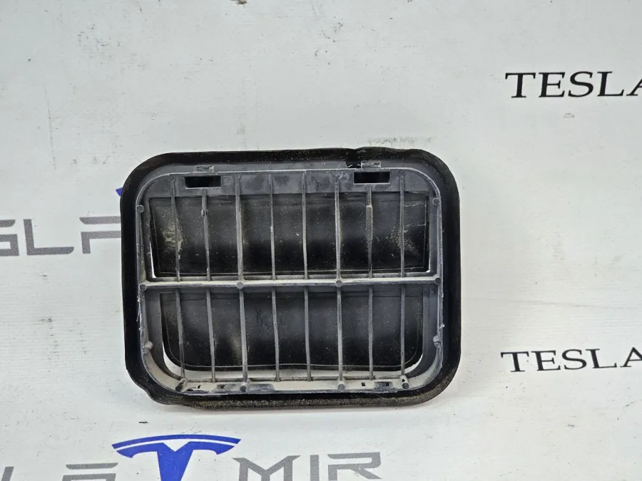 Вентиляционный клапан заднего багажника (жабры) Tesla Model X 2018 — фото 1